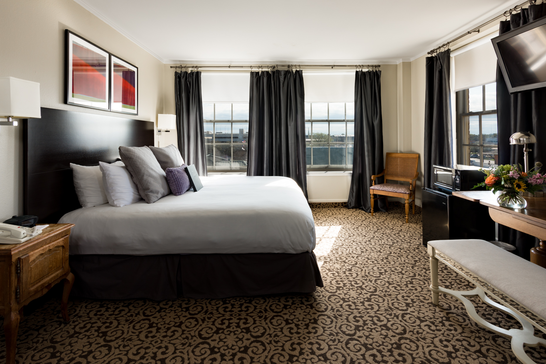 Commercial-Austin-Interior-Photographers-Lasalle-Hotel-King-Suite-Bryan-Downtown-windows